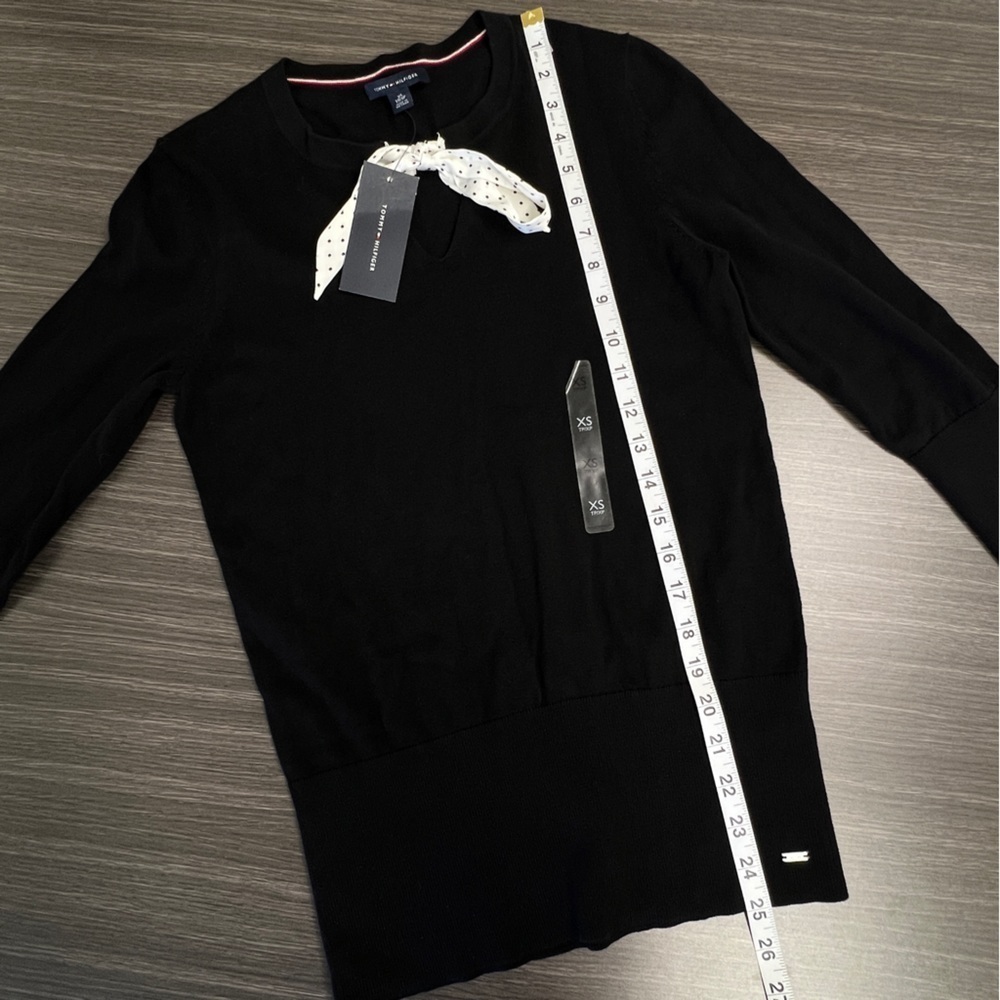 TOMMY HILFIGER NWT Navy blue light sweater. V neck. Polka dot tie at neck. - Picture 13 of 14